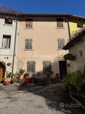 Porzione di casa con giardino.