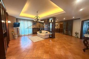 Appartamento di ampia quadratura Via M.D.Grazie