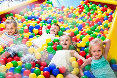 Parco Giochi con Vasca Palline Scivolo e Labirinto