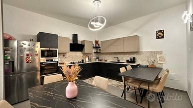 Casa indipendente di 270 m² con più di 5 locali a 