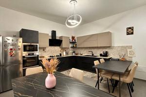 Casa indipendente di 270 m² con più di 5 locali a 