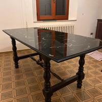 Tavolo in legno con piano in vetro effetto marmo