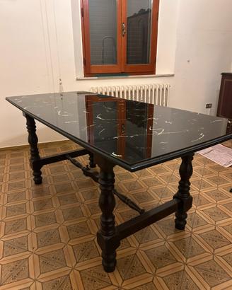 Tavolo in legno con piano in vetro effetto marmo