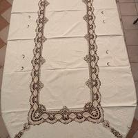 Tovaglia ricamata con pizzo