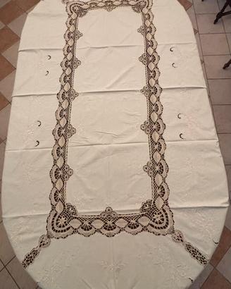 Tovaglia ricamata con pizzo