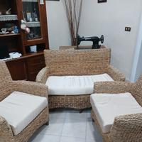 divanetto con due poltrone in vimini