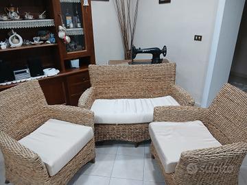 divanetto con due poltrone in vimini