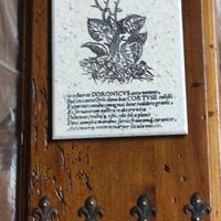 Portachiavi da parete in legno vecchio e marmo