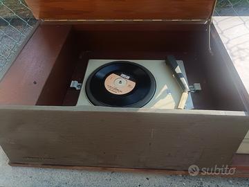 radio d'epoca con giradischi 