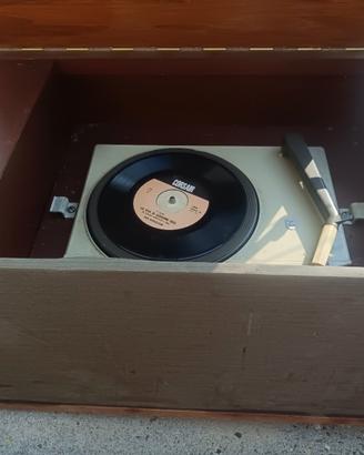 radio d'epoca con giradischi 