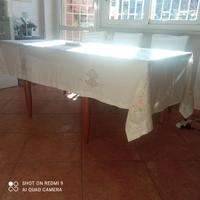 Tovaglia ricamata a fiori per 12 persone