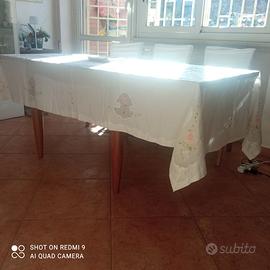 Tovaglia ricamata a fiori per 12 persone