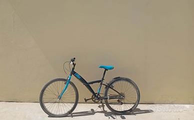 bici azzurra e nera