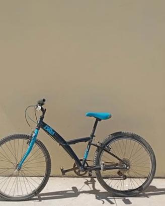 bici azzurra e nera