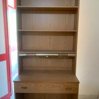 Scrivania con libreria