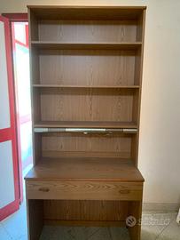 Scrivania con libreria