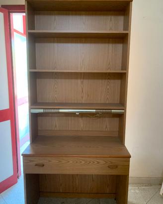Scrivania con libreria
