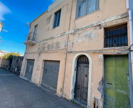 Acireale centro,casa singola,deposito e n.2 garage