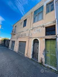 Acireale centro,casa singola,deposito e n.2 garage