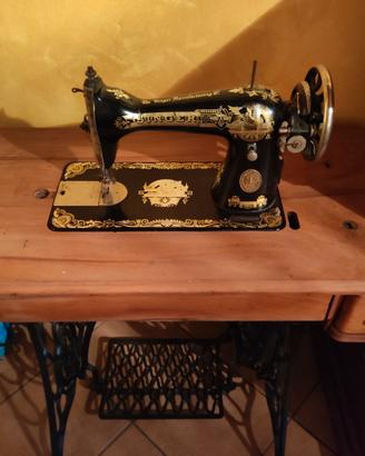 Macchina da cucire a pedale SINGER
