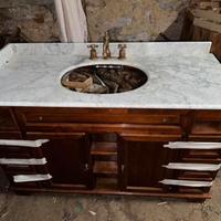 Lavabo in marmo con specchio