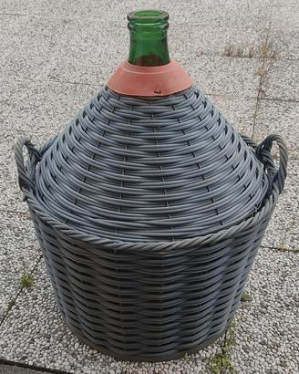 15 damigiane da 54 litri, con cesto intrecciato