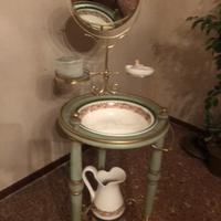 Antico lavabo e brocca in ceramica,legno ed ottone