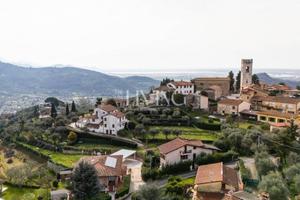 Villa di 260 m² con più di 5 locali e box auto dop