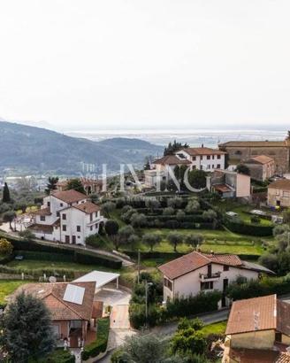 Villa di 260 m² con più di 5 locali e box auto dop