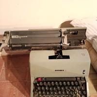 Macchina da Scrivere Olivetti 82