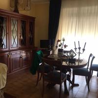 Tavolo, vetrina e sedie in legno per salone