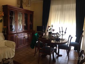 Tavolo, vetrina e sedie in legno per salone