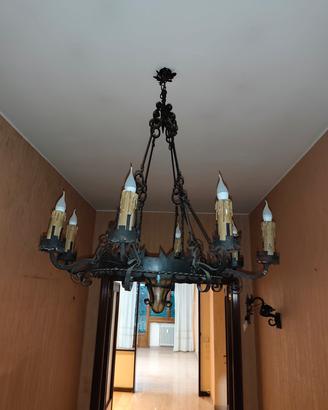 Set lampadario e applique in ferro battuto