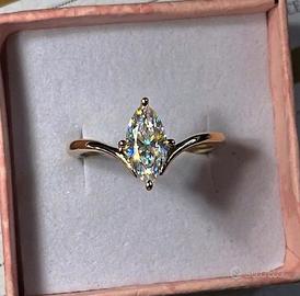 Anello con moissanite