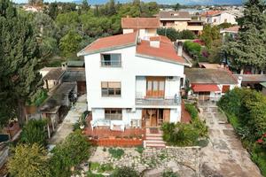 Via Stresa, Villa su ampio lotto lato mare