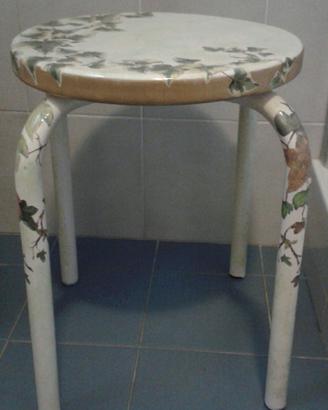 Sgabello decorato con decoupage