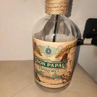 Lampada realizzata con bottiglie