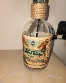 Lampada realizzata con bottiglie