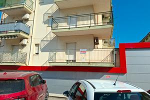 appartamento con terrazzino più box via gela