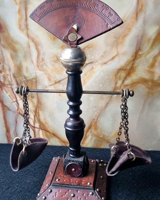 Bilancia decorativa in pelle e metallo