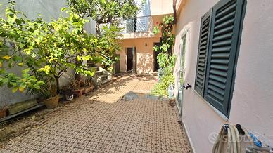 Casa indipendente con corte