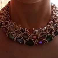 Collana con pietre colorate