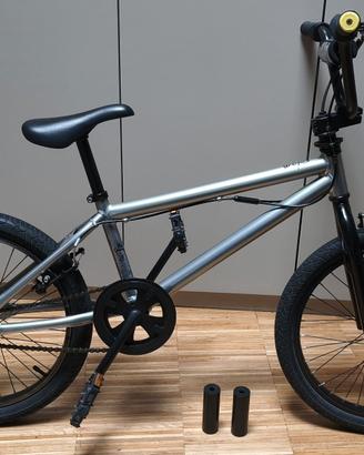 BMX Decathlon B'TWIN Wipe 520 20"  Bici