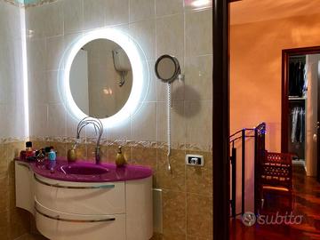 Mobile con lavabo in vetro colorato più specchio