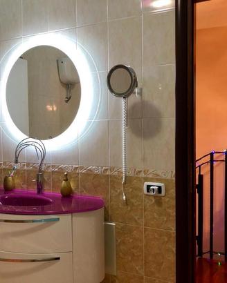 Mobile con lavabo in vetro colorato più specchio