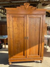 Armadio antico in legno