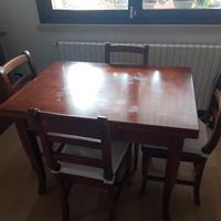 Tavolo estendibile con sedie 
