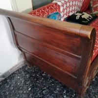 Antico divano in legno a barca