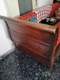 Antico divano in legno a barca