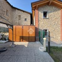 2 LOCALI A CORTE FRANCA